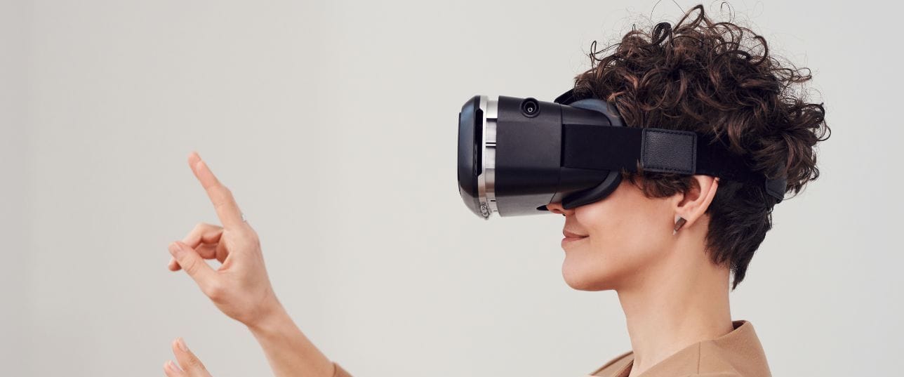 Interactive media captioning VR Interactive media captioning VR